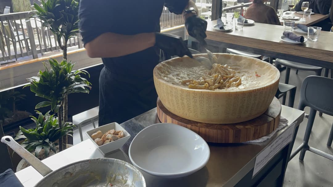 Cheesewheel pasta from Bencotto